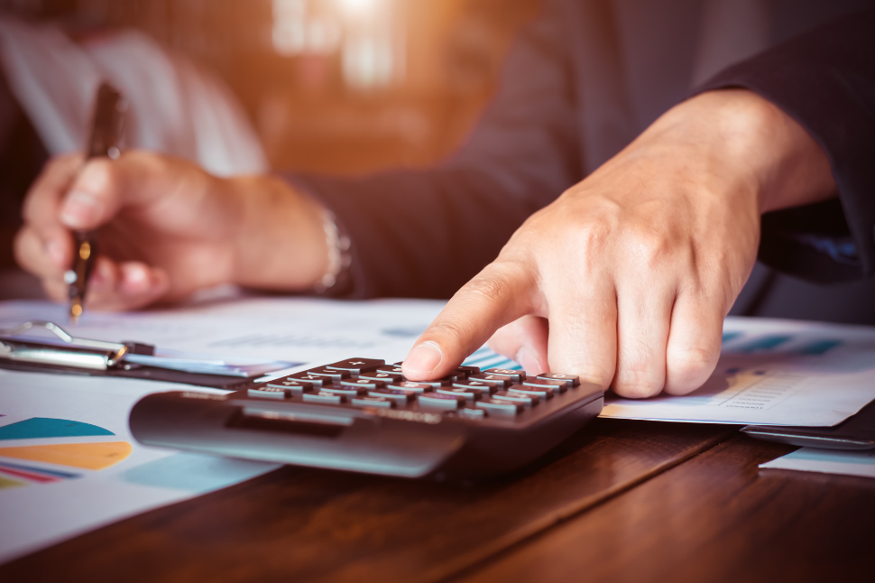 Simulateur cotisations micro-entreprise : calculez vos charges sociales en temps réel