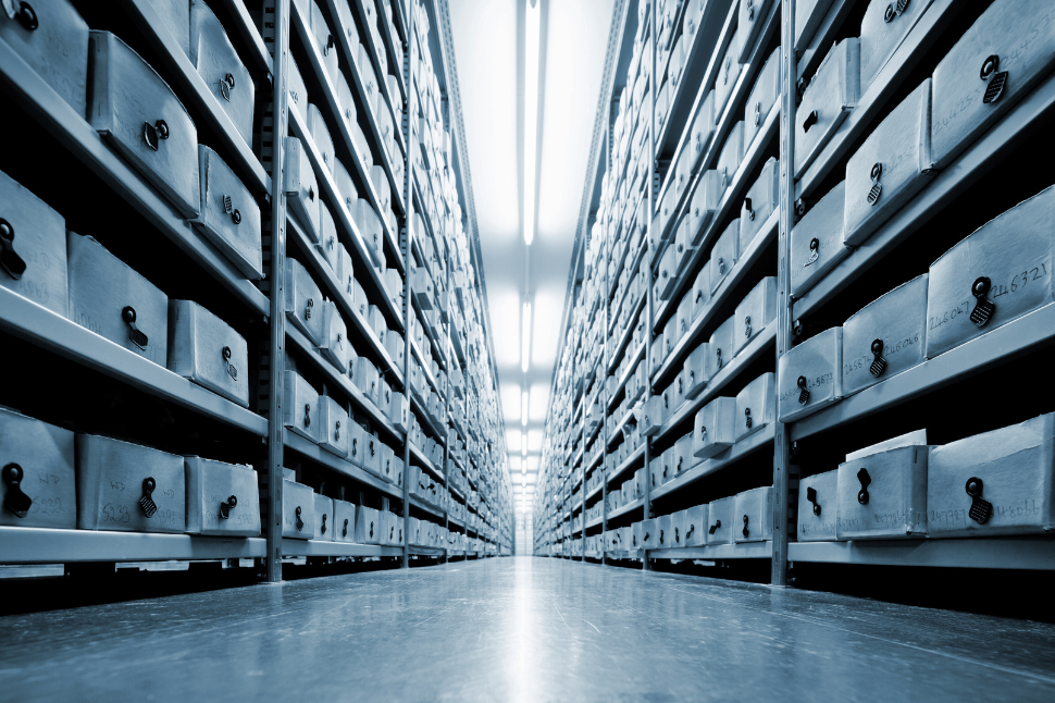 Archives physiques dans un couloir sécurisé – illustration des enjeux de l’archivage numérique avec Admin’Up, assistante administrative et secrétaire à distance en Hauts-de-France