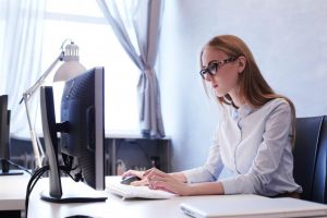 Une entrepreneure organise son planning et ses projets professionnels dans un espace de travail soigné, avec calme et efficacité - 5 erreurs administratives fréquentes