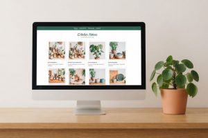Écran d'ordinateur posé sur un bureau en bois affichant la page d'accueil d'un site vitrine, avec une étiquette de notation environnementale allant de A à G posée à côté.